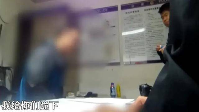 皇冠体育App下载_北京地铁一男子对女乘客下手皇冠体育App下载，被抓后下跪求原谅……拘！