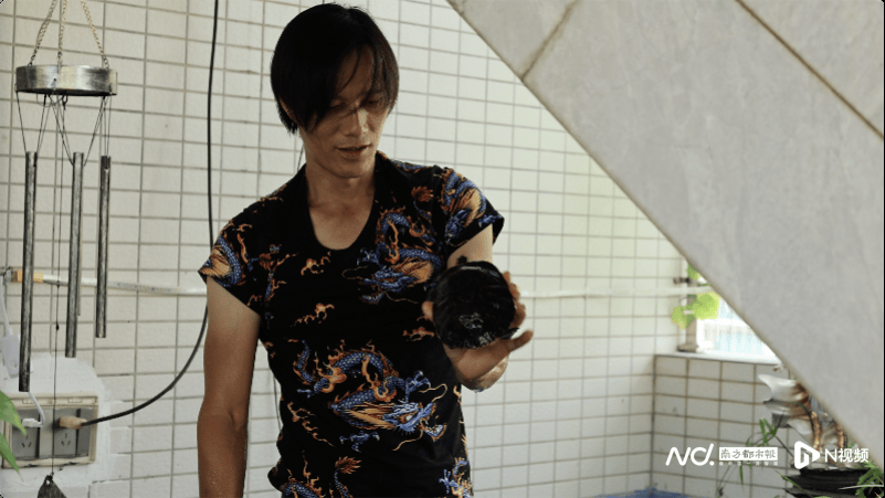 皇冠信用盘开户_00后女生回家陪父亲掏粪皇冠信用盘开户，“干最脏的活，赚最干净的钱”