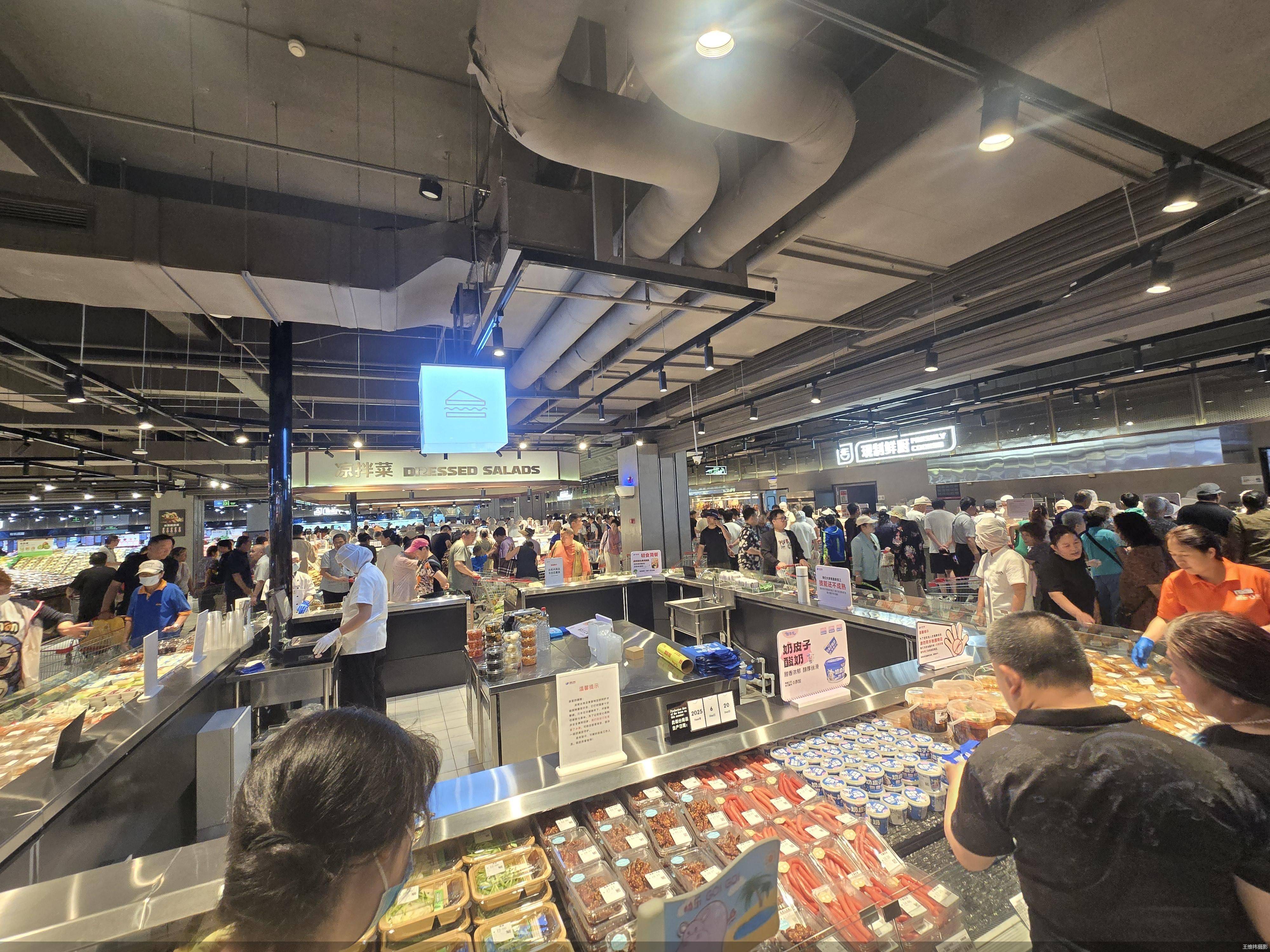 皇冠信用网在哪里开通
_社零总额连续下降皇冠信用网在哪里开通
,北京消费乏力了? 专家:商品消费、服务消费综合性指标 更全面反映消费市场变化