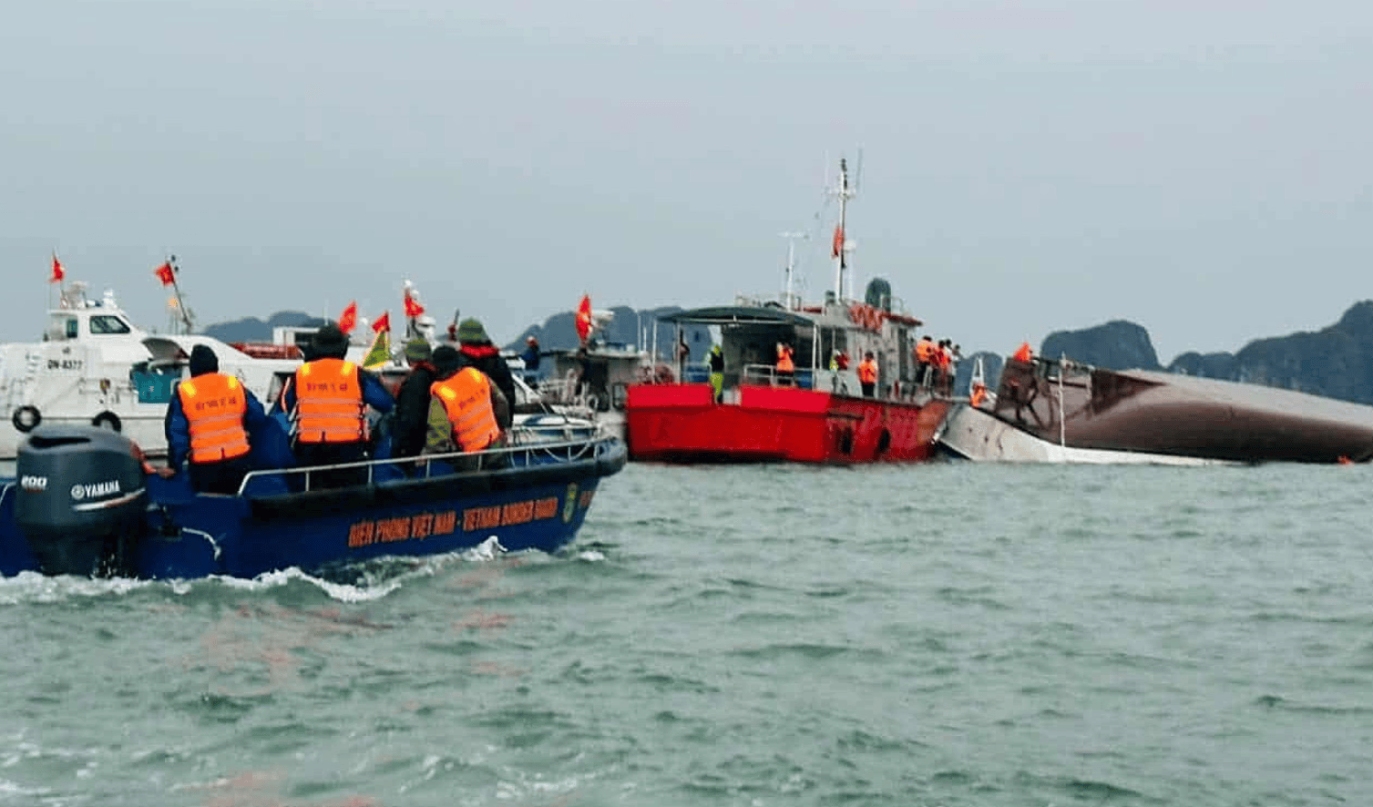 体育皇冠信用网_雷暴突袭！越南游船倾覆已致34死体育皇冠信用网，有男孩4小时后获救，山峰被雷电击中起火