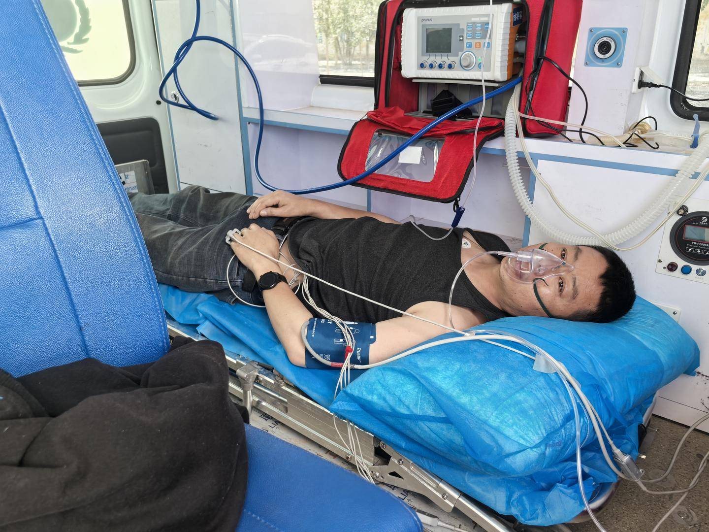 皇冠信用会员账号注册_青海一男子被罕见剧毒阿拉善蝮蛇咬伤皇冠信用会员账号注册，因无血清一度想放弃治疗 警车开道转运700公里救命