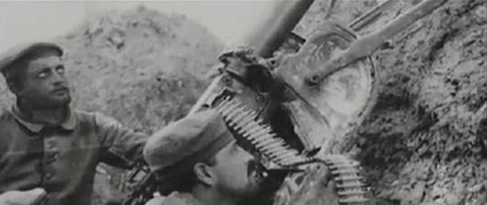 皇冠信用APP下载_泰国狙击手开火皇冠信用APP下载，中国85高机打出超越射击，柬埔寨战士光膀子打81