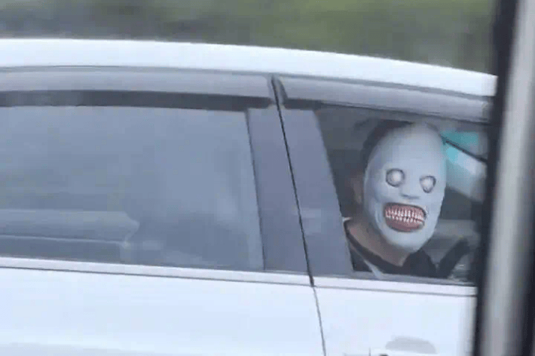 阿尔克马尔青年队vs坎布尔.
_高速公路“鬼脸”吓人不是恶作剧这么简单