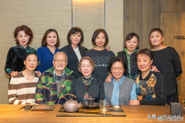 皇冠信用盘出租足球_60岁刘嘉玲回苏州参加同学会皇冠信用盘出租足球，合影状态超年轻：50年师生情像老酒，越陈越醇