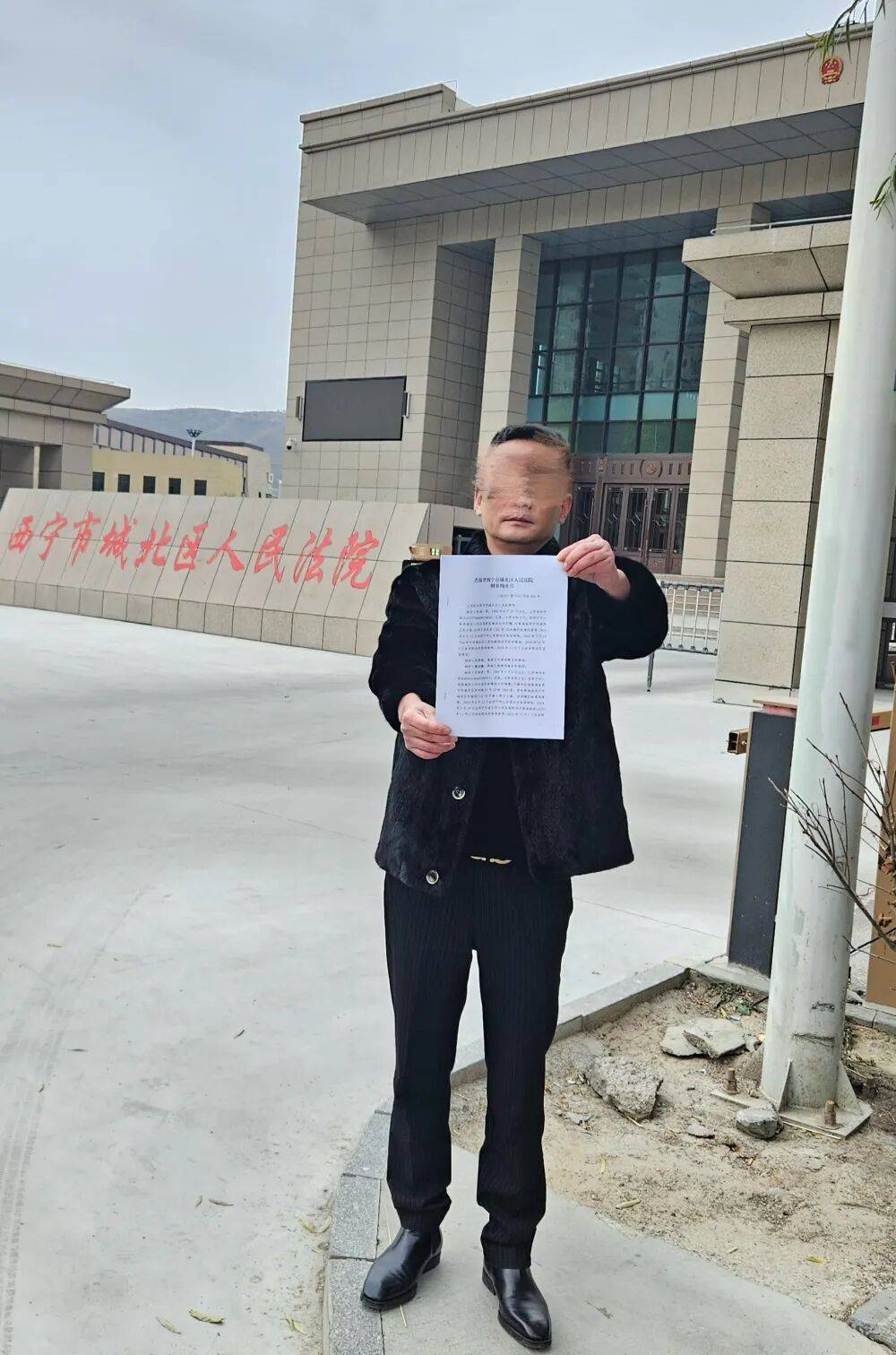 皇冠登3管理出租_母亲派出所里遭民警责骂皇冠登3管理出租，男子插话后被拖进女厕群殴：涉案民警获刑8个月，两名辅警缓刑