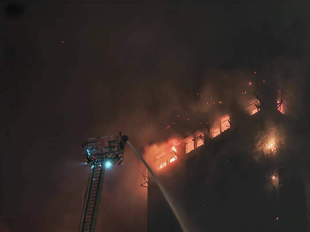 皇冠信用盘最高占成_香港大埔火灾已造成44人遇难！3人以涉嫌误杀罪被拘捕皇冠信用盘最高占成，警方：不排除发泡胶是火势迅速蔓延原因；大埔区多所学校停课，临时庇护中心开放